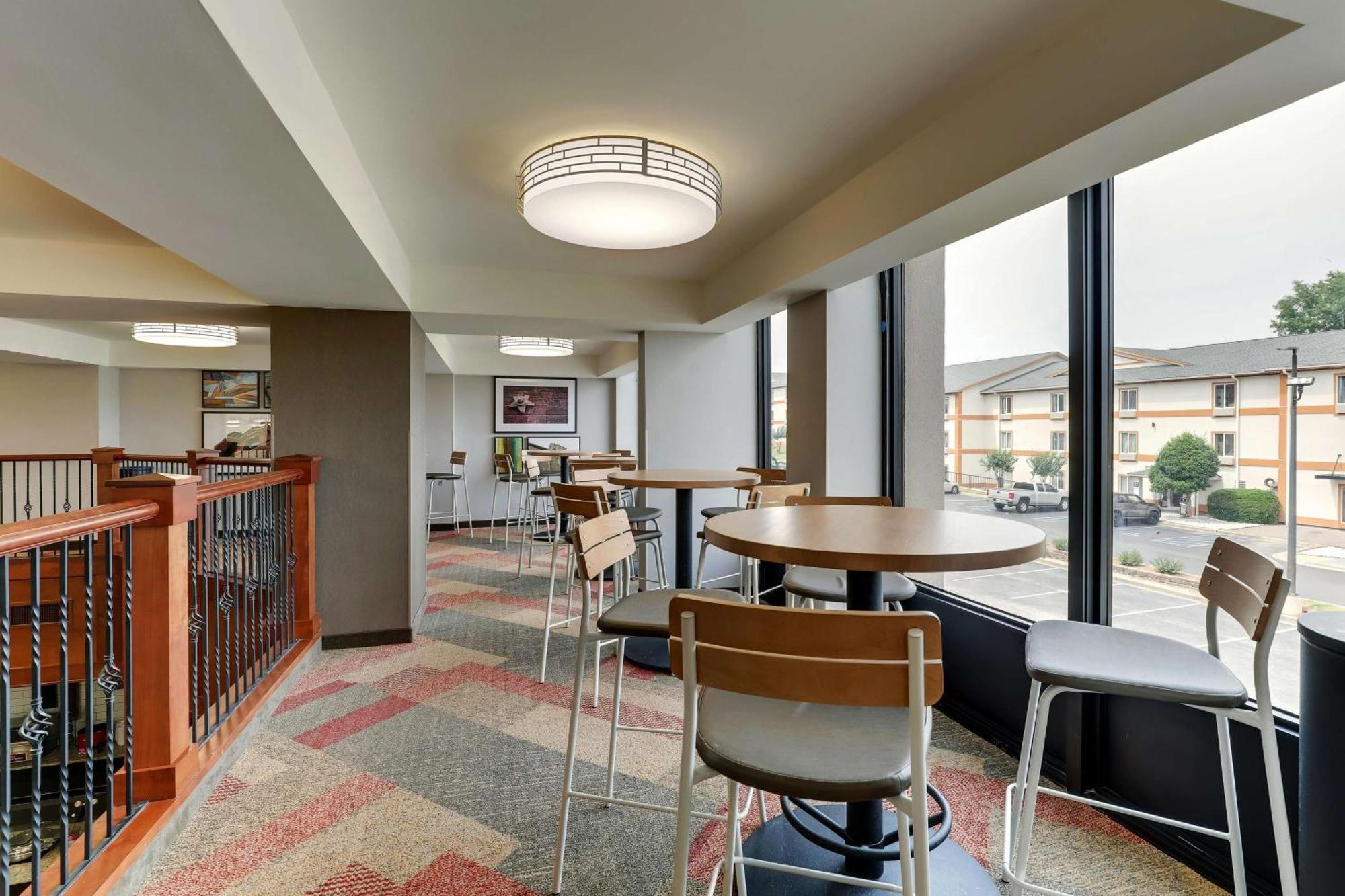 Hotel Drury & Lakeshore Drive