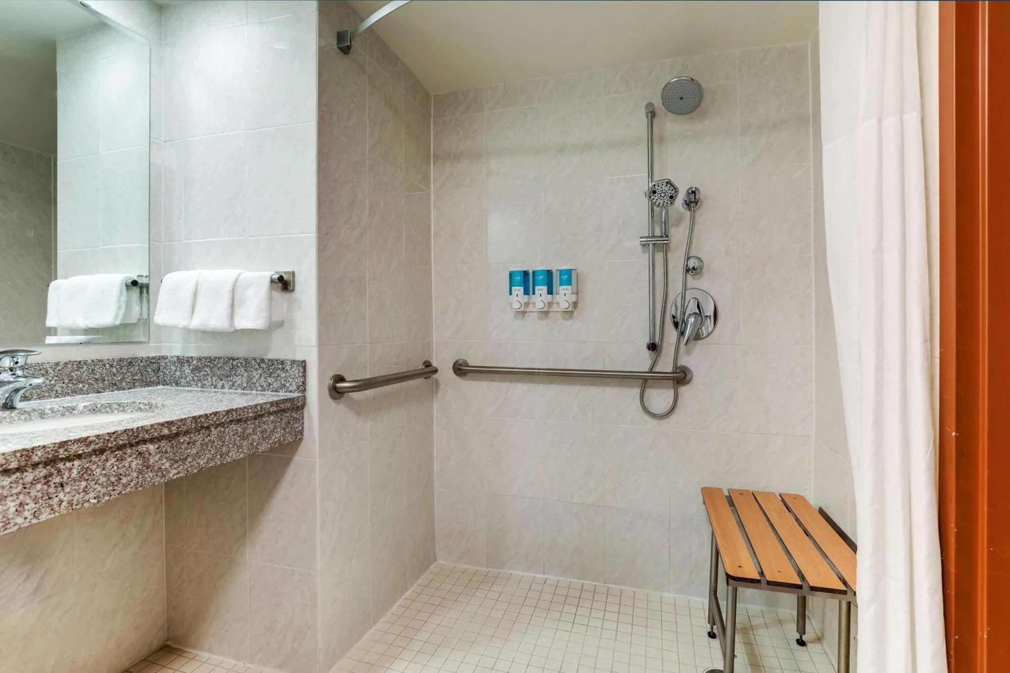 Drury & Lakeshore Drive 3*